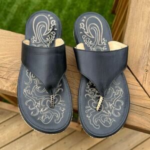 Olukai size 9 Paniolo Lipi Black Leather Thong Flip Flop Sandals